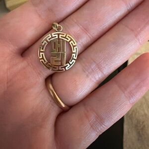 Elegant Gold Pendant Necklace